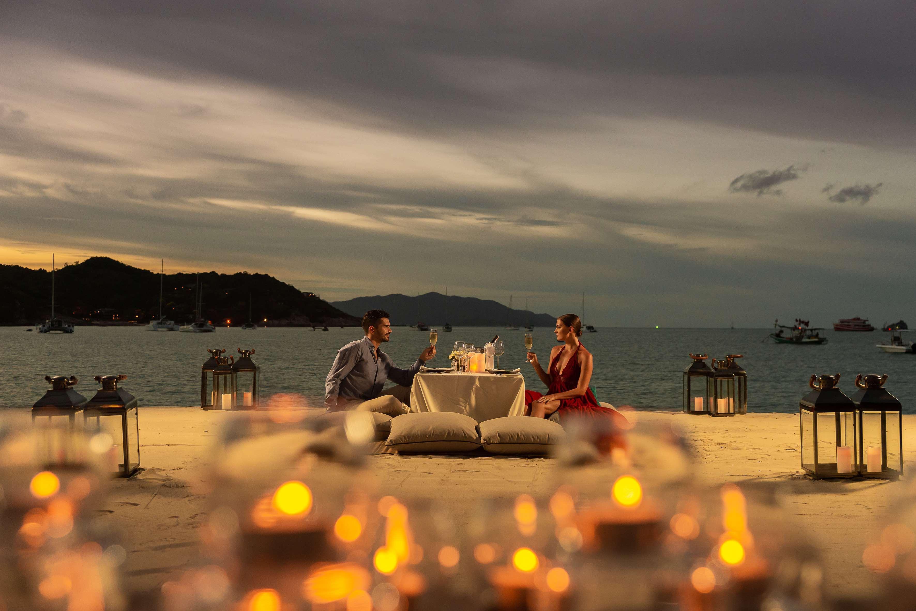 Hotel Melia Koh Samui Esterno foto A couple dining at the beach